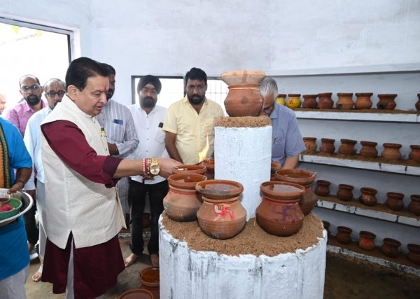 विधायक डॉ. संपत अग्रवाल ने बसना में माँ दुर्गा की पूजा कर की क्षेत्र की खुशहाली की कामना