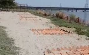 कोरोना से मौतों के बढ़ते आंकड़े के बीच निगमबोध घाट में अंत्येष्टि के लिए बने अतिरिक्&zwj;त प्लेटफार्म