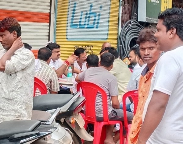 राजनीति और जिम्मेदारियों के बीच भी मित्रता सर्वोपरि &ndash; स्कूल शिक्षा मंत्री गजेन्द्र यादव का सादगी भरा अंदाज़&rdquo;