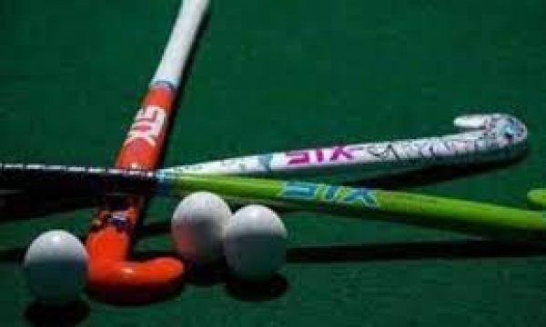 हाथ में मिली हॉकी स्टिक, तो दौड़ पड़ी बच्चियां नई किस्मत लिखने