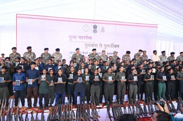 &lsquo;पूना मारगेम &ndash; पुनर्वास से पुनर्जीवन&rsquo;: दण्डकारण्य के 210 माओवादी कैडर लौटे समाज की मुख्यधारा में