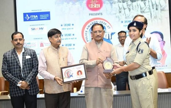"पुलिस का जज़्बा बना नए छत्तीसगढ़ की पहचान: मुख्यमंत्री विष्णुदेव साय ने वीर वर्दीधारियों को किया सलाम"
