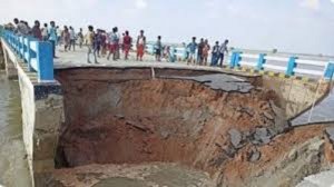 264 करोड़ की लागत से बना पुल उद्घाटन के माह भर बाद हुआ ध्वस्त