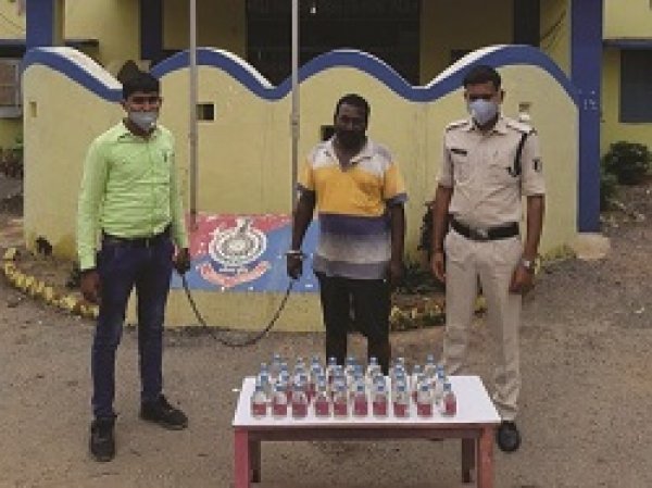38 पौवा देशी शराब के साथ एक को पुलिस ने किया गिरफ्तार