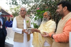 महंत राम सुन्दर दास जी ने मुख्यमंत्री को शिवरीनारायण मंदिर से लाये गए कृष्णवट भेंट किया...