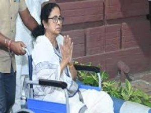 बंगाल चुनाव में पैर में चोट लगने के बाद पहली बार ममता बनर्जी की रैली, व्हीलचेयर पर करेंगी रोड शो