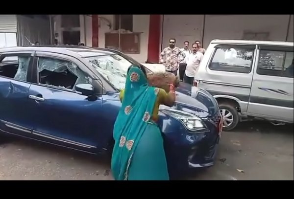 जनपद सदस्य की कार में तोड़फोड़, महिला बोली&ndash; जमीन पर किया कब्जा, नहीं हुई सुनवाई तो उठाया कदम