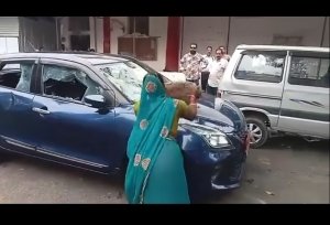 जनपद सदस्य की कार में तोड़फोड़, महिला बोली&ndash; जमीन पर किया कब्जा, नहीं हुई सुनवाई तो उठाया कदम