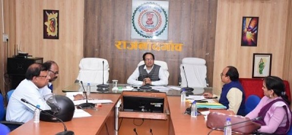 कम पानी उपयोग से अधिक लाभ अर्जित करने वाली फसलों से किसानों को करें जागरूक - कलेक्टर