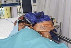 मां की नजरें बेटे से हट नहीं रहीं..बोलीं....