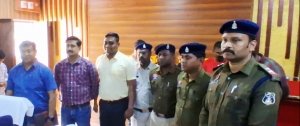 अवैध हथियार प्रकरण में उत्कृष्ट कार्य करने वाली पुलिस टीम सम्मानित, कार्रवाई करने वाली पुलिस टीम को नगद पुरस्कार