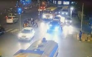 17 फरवरी के फुटेज में मर्सिडीज पर बैठते नजर आए मनुसख, कार चला रहा था सचिन वाजे