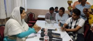 15 लाख के रेत ठगी का मामला :मुन्ना पाण्डेय के खिलाफ जंग में अब समीरा पाण्डेय भी मैदान में , करेंगी पति के साथ आमरण अनशन