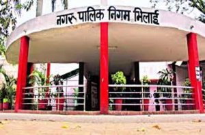 निगम नही कर रहा नीलगिरी पेड़ की छंटनी या कटाई , लोगों को रहा माल का नुकसान, कभी जा सकती है जान