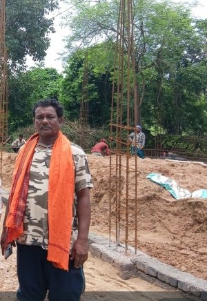 पिथौरा में आदिवासी की जमीन पर अवैध कब्जे का मामला: जांच के बाद हटाने का आदेश, फिर भी विवाद जारी