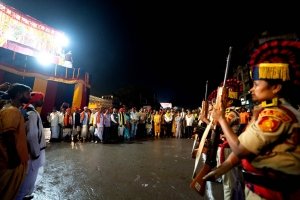 बस्तर दशहरा में फूल रथ की दूसरी परिक्रमा, बस्तर पुलिस के जवानों ने हर्ष फायर कर दी सलामी
