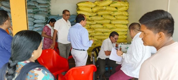 उर्वरक विक्रेताओं के विक्रय परिसर का निरीक्षण कर की गई कार्रवाई