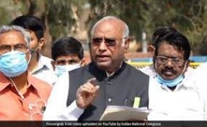 "ईस्ट इंडिया कंपनी की तरह हैं 'वेस्ट इंडिया' वाले", निजीकरण कर खत्म कर रहे आरक्षण: खड़गे