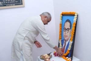 मुख्यमंत्री  भूपेश बघेल ने बाबा साहब अम्बेडकर की पुण्यतिथि पर उन्हें किया नमन