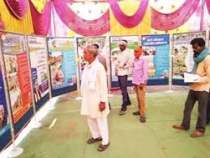 छायाचित्र प्रदर्शनी का अवलोकन करने अवकाश के दिन भी पहुंचे लोग