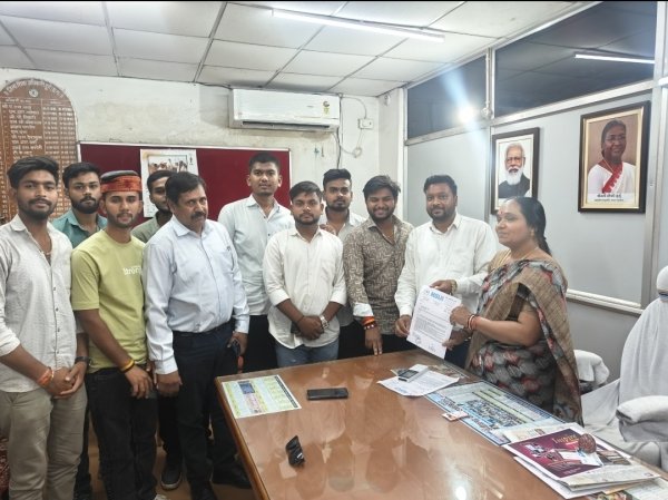 एनएसयूआई ने जिला शिक्षा अधिकारी को सौंपा ज्ञापन, आत्मानंद स्कूलों में शुल्क लागू करने का विरोध