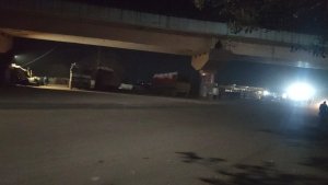 अंधेरे में डूबा फरहद चौक,  हर रात मंडरा रहा बड़े हादसे का खतरा