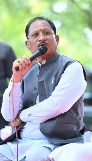सुशासन तिहार में मुख्यमंत्री विष्णुदेव साय पहुंचे बीजापुर के सुदूर गांव कोण्डापल्ली : चौपाल में सुनीं ग्रामीणों की समस्याएं