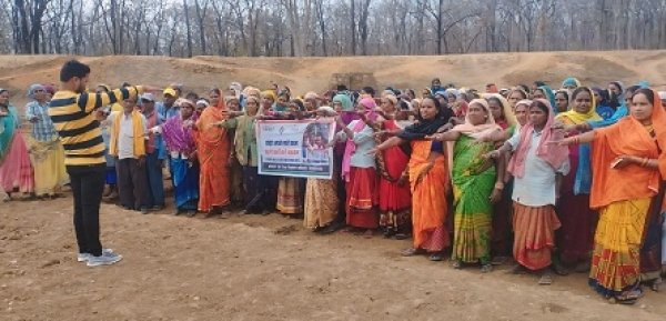 1 लाख 6 हजार 300 श्रमिकों ने मतदाता जागरूकता कार्यक्रम के तहत मतदान करने की ली शपथ