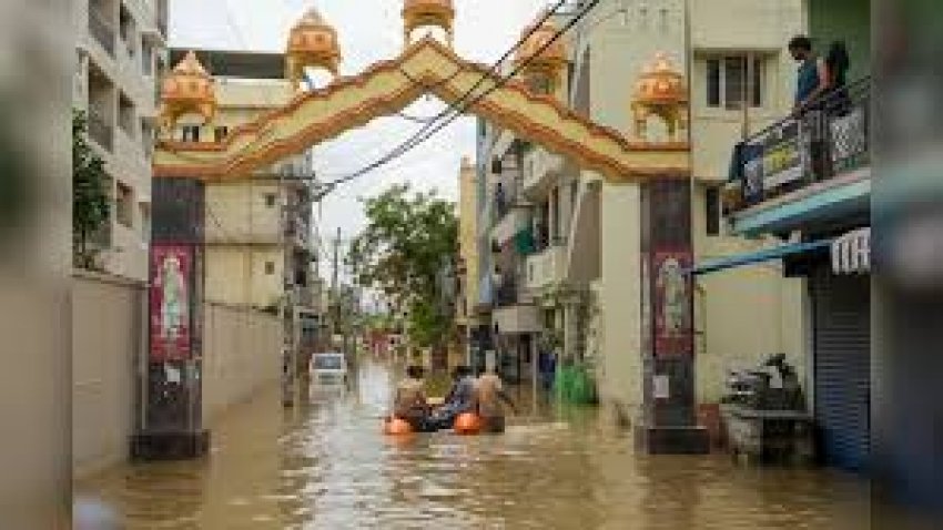 पानी-पानी हुई हाईटेक सिटी बेंगलुरु, सड़कों पर भरा पानी... घरों में भी घुसा, देखें Photos और Videos