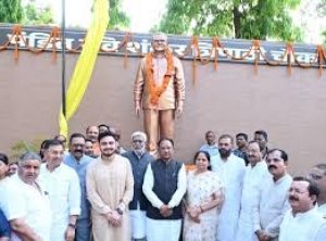 मुख्यमंत्री साय ने अम्बिकापुर में भटगांव विधानसभा के पूर्व विधायक पंडित रविशंकर त्रिपाठी की प्रतिमा का किया अनावरण
