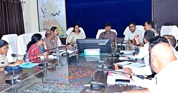 लोकसभा निर्वाचन 2024 : नोडल अधिकारी अपने दायित्वों का गंभीरतापूर्वक निर्वहन करें - कलेक्टर एवं जिला निर्वाचन अधिकारी