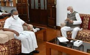 पिनराई विजयन ने केरल के राज्यपाल आरिफ मोहम्मद खान को अपना इस्तीफा सौंपा