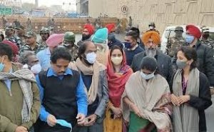 किसानों से मिलने जा रहे 15 विपक्षी सांसदों को रोका गया, हरसिमरत कौर बोलीं- 'लोकतंत्र के लिए काला दिन!'