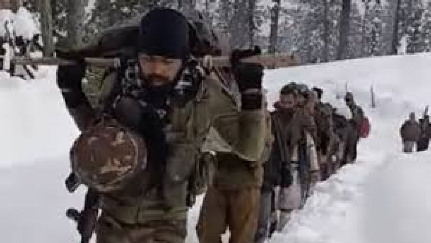 घुटनों तक बर्फ के बीच जवानों ने महिला, नवजात बच्चे को कंधे पर लादकर अस्पताल से घर छोड़ा