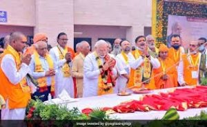 'आध्यात्मिकता का प्रतीक...'- आपसी सहमति से दरगाह हटाए जाने के बाद PM मोदी ने महाकाली मंदिर के ऊपर फहराई पताका