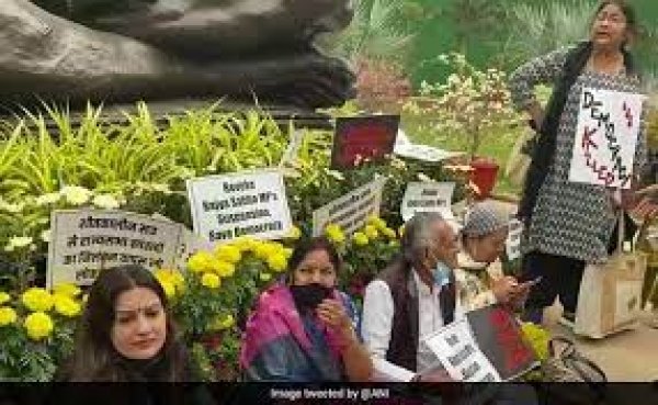 संसद सत्र: राज्यसभा के निलंबित 12 सांसदों का प्रदर्शन जारी, बोले- 'सरकार मांगे माफी, हम क्यों मांगेंगे?'