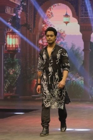 दिल्ली फैशन वीक में राजनांदगांव के मास्टर आदर्श गुप्ता ने बिखेरा जलवा, सेलिब्रिटी डिजाइनर के शो में किया प्रभावशाली रैंप वॉक