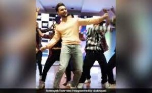 मुंबई के एक कॉलेज फेस्ट में पहुंचे आयुष शर्मा, स्टूडेंट संग जमकर डांस करते आए नजर