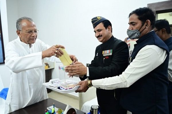 सैनिकों के साहस और वीरता से मिलती है देश प्रेम की सीख: