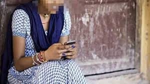 पिता ने मोबाइल फोन छुपाया, नाराज बेटी ने लाठी से पीटकर कर दी हत्या