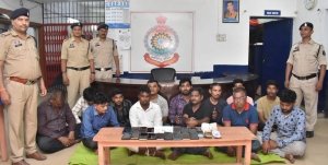 खेत में सजी थी 'हार-जीत' की बाजी, दुर्ग पुलिस ने घेराबंदी कर जुआ फड़ का किया भंडाफोड़; 13 रंगे हाथ गिरफ्तार