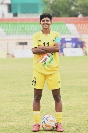 जनजातीय जड़ों से अंतर्राष्ट्रीय फलक तक: छत्तीसगढ़ की स्टार फुटबॉलर किरण पिस्दा के संघर्ष की कहानी