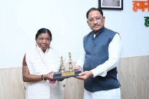 मुख्यमंत्री विष्णु देव साय से पद्मश्री डॉ. बुधरी ताती ने की सौजन्य मुलाकात:  आदिवासी संस्कृति, महिला सशक्तिकरण और सामाजिक सेवा के क्षेत्र में डॉ. बुधरी ताती के योगदान की मुख्यमंत्री ने की सराहना