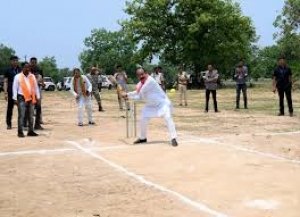 जंगल के बीच क्रिकेट का मैदान और उप मुख्यमंत्री अरुण साव के हाथ में बैट