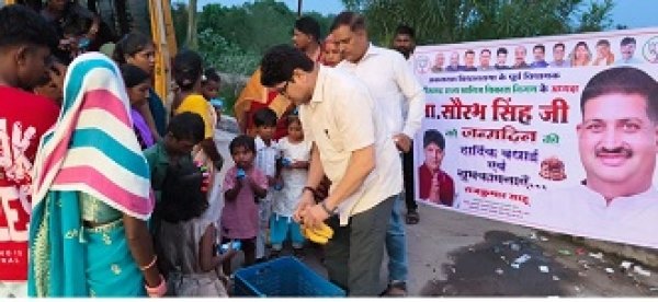 वृद्धाश्रम एवं कुष्ठ आश्रम में किया गया फल वितरण