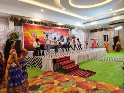 &ldquo;जियो और जीने दो&rdquo; के संदेश के साथ गूंजा गुंडरदेही: महावीर जयंती पर शारदा वाटिका बनी आस्था का विराट संगम