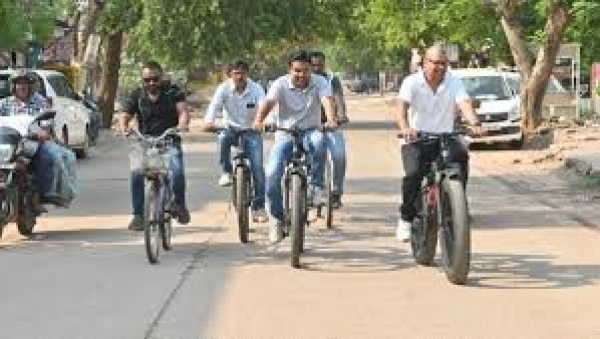 खुर्सीपार में निगम आयुक्त का औचक निरीक्षण, अव्यवस्थाओं पर सख्त रुख